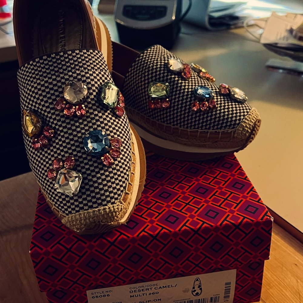 New on box Tory Burch Daisy  Embellished with crystals 8 Super cute summer shoes